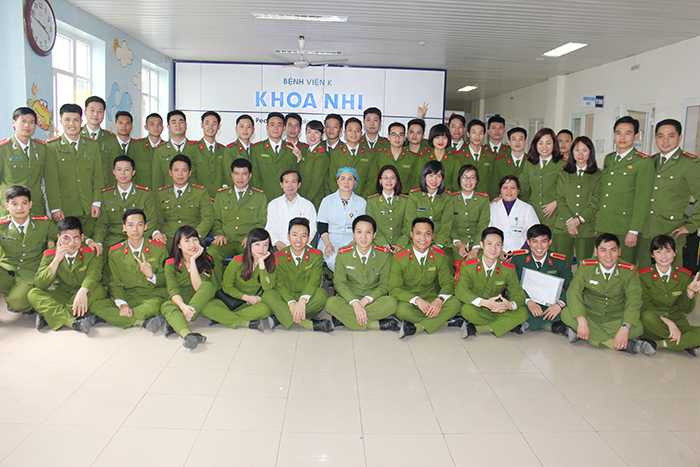 Cán bộ, học viên Cảnh sát chia sẻ niềm vui cùng trẻ em ung thư