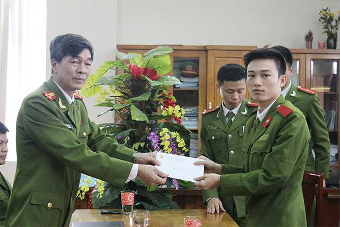 Cán bộ, học viên Cảnh sát chia sẻ niềm vui cùng trẻ em ung thư