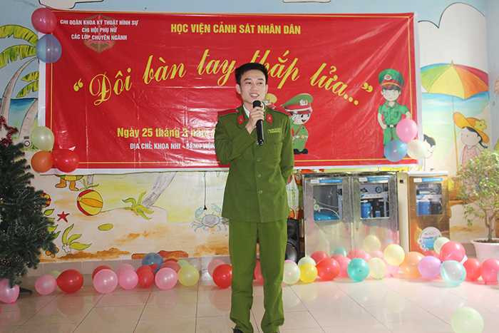 Cán bộ, học viên Cảnh sát chia sẻ niềm vui cùng trẻ em ung thư