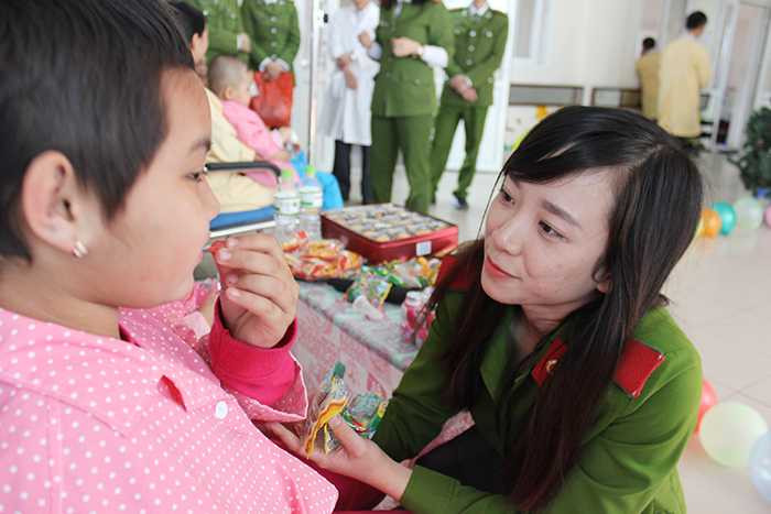 Cán bộ, học viên Cảnh sát chia sẻ niềm vui cùng trẻ em ung thư