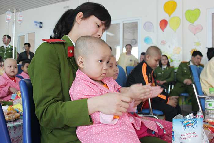 Cán bộ, học viên Cảnh sát chia sẻ niềm vui cùng trẻ em ung thư