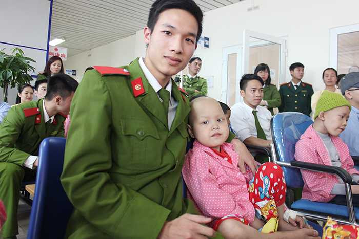 Cán bộ, học viên Cảnh sát chia sẻ niềm vui cùng trẻ em ung thư