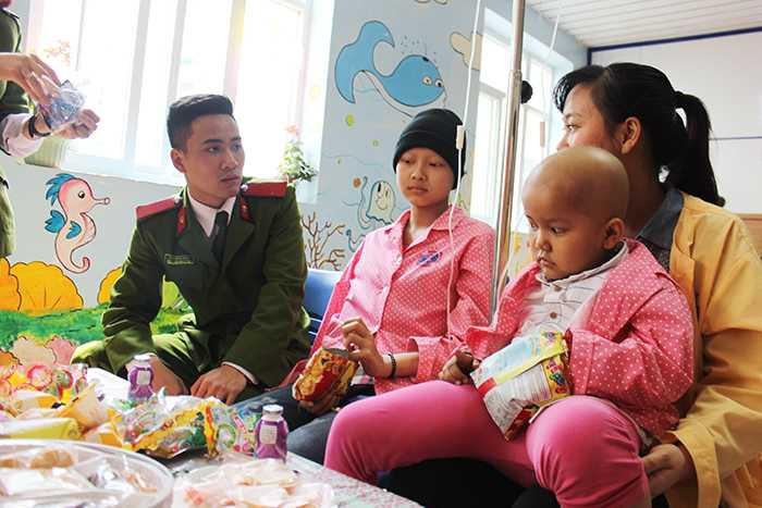Cán bộ, học viên Cảnh sát chia sẻ niềm vui cùng trẻ em ung thư