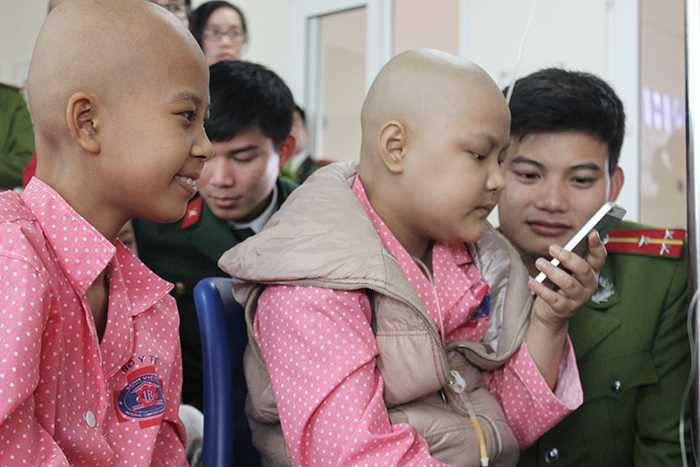 Cán bộ, học viên Cảnh sát chia sẻ niềm vui cùng trẻ em ung thư