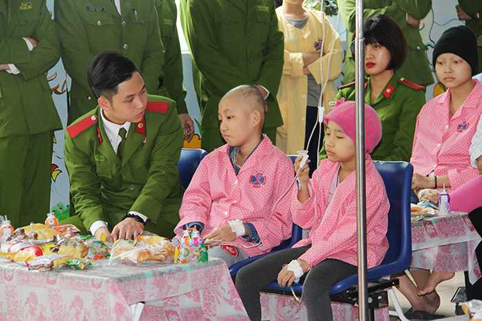 Cán bộ, học viên Cảnh sát chia sẻ niềm vui cùng trẻ em ung thư