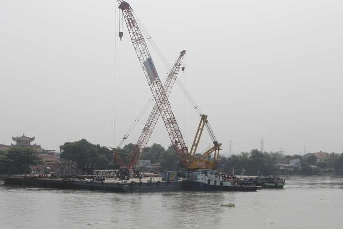 Sà lan hàng nghìn tấn và cẩu loại lớn nhất Việt Nam đã sẵn sàng cho công tác trục vớt.