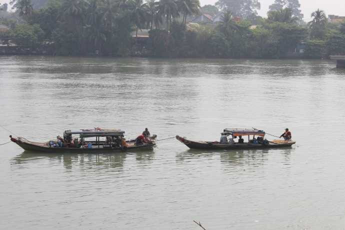 Hai ghe chở thợ lặn neo đậu dưới sông Đồng Nai.