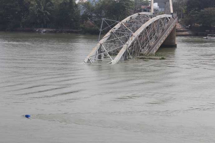 Vị trí phuy màu xanh được các thợ lặn đánh dấu thanh thải chướng ngại vật dưới lòng sông.