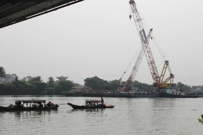 Cận cảnh người nhái trục vớt cầu Ghềnh trên sông Đồng Nai