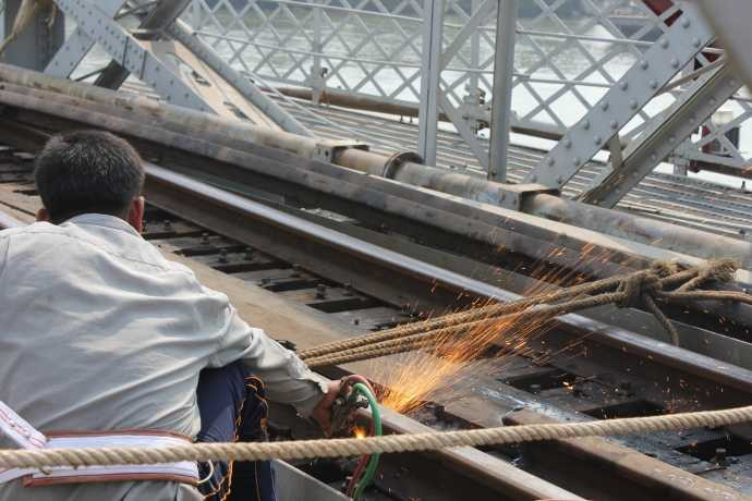 Thợ hàn tiến hành cắt máy ray