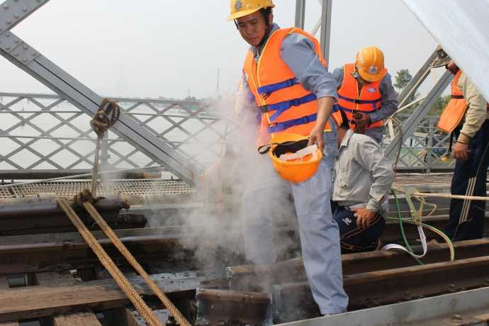 Cận cảnh người nhái trục vớt cầu Ghềnh trên sông Đồng Nai