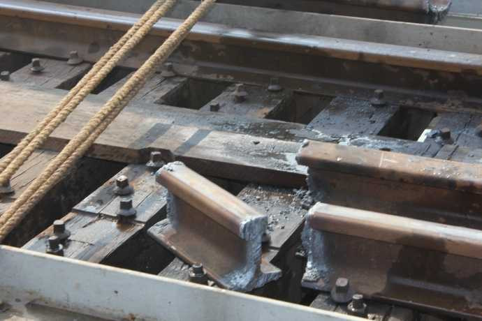 Một đoạn thanh ray được thợ hàn cắt bỏ tạo thuận lợi cho công tác trục vớt.