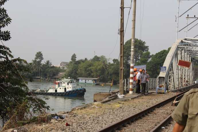 Đội thợ lặn luôn làm việc liên tục dưới sông Đồng Nai.