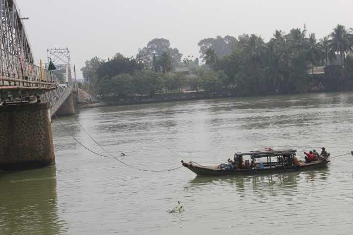 Bên bờ Hiệp Hòa các đơn vị cũng khẩn trương tiến hành các bước để trục vớt cầu.