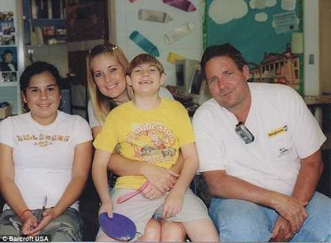 Darley Koltay chụp ảnh cùng với bố mẹ và chị gái