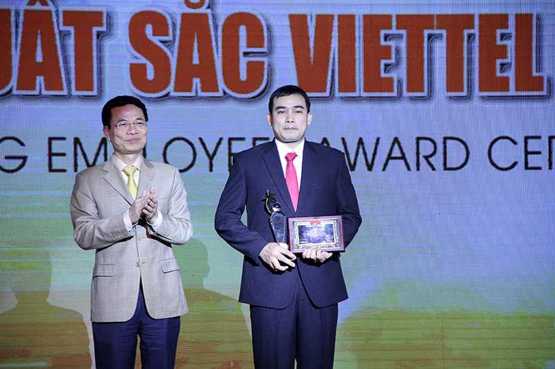 Thiếu tướng Nguyễn Mạnh Hùng trao phần thưởng cho anh Nguyễn Khắc Huy