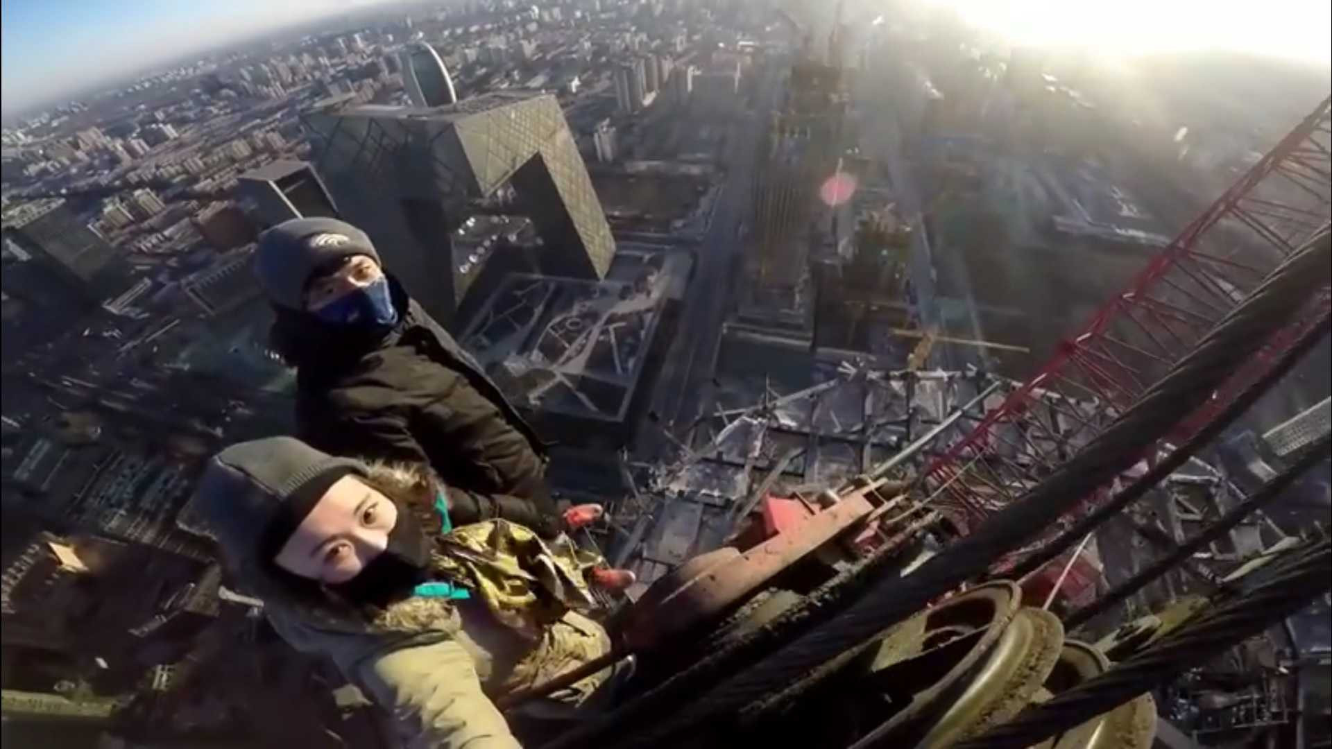 Cặp đôi chinh phục tòa nhà chọc trời mà không có dụng cụ bảo hộ