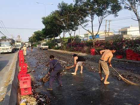 Người dân bên đường đã cùng nhau hỗ trợ thu dọn hiện trường.