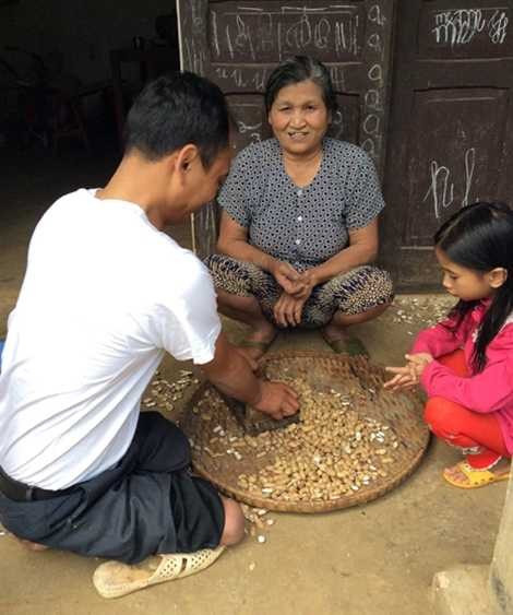 Gia đình anh Thành thuộc diện khó khăn của xã. Gia đình anh Thành thuộc diện khó khăn của xã.