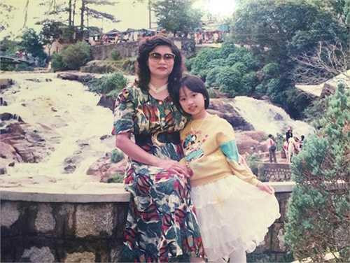 Bà mẹ một con thích thú chia sẻ ảnh chụp chung với mẹ ngày ấy – bây giờ. Nữ diễn viên Nhật ký Vàng Anh thừa hưởng nhiều nét đẹp từ mẹ đặc biệt là sự duyên dáng, thanh lịch của thiếu nữ Hà thành.