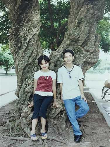 Vân Hugo khoe ảnh năm mình 12 tuổi với cử chỉ bẽn lẽn khi được chụp ảnh cùng một người anh thân thiết. (Nguồn: Dân Việt)