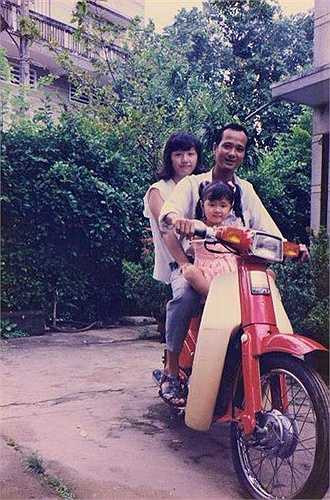 Mỹ nhân sinh năm 1989 cất giữ bức ảnh thuở nhỏ chụp cùng bố mẹ rất kĩ và coi đó như một báu vật. Nhiều fan nhận xét, Midu hồi nhỏ trông thật xinh đẹp và dễ thương.