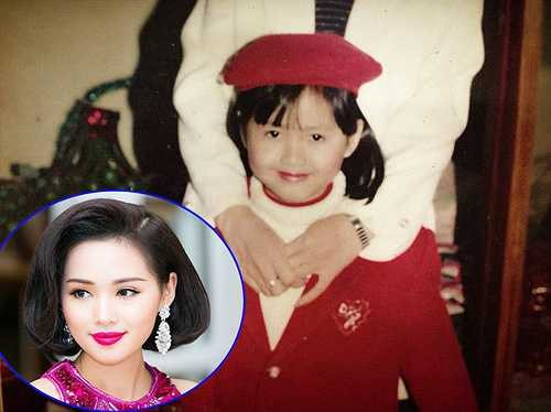 Hot girl Tâm Tít được fan nhận xét có nét đẹp của Hoa hậu từ thuở bé. Hình ảnh bụ bẫm, đáng yêu của bà mẹ một con lúc nhỏ khiến cư dân mạng rất thích thú.