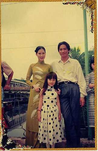 ￼ ￼￼ Mỹ nhân sinh năm 1991 bắt đầu đóng phim từ lúc lên 5. Chính vì vậy mà Diễm My rất dạn dĩ và cực kỳ điệu đà. Trong ảnh, Diễm My có cơ hội chụp chung với ngọc nữ dòng phim 'mỳ ăn liền' Diễm Hương và nam diễn viên Huỳnh Anh Tuấn.