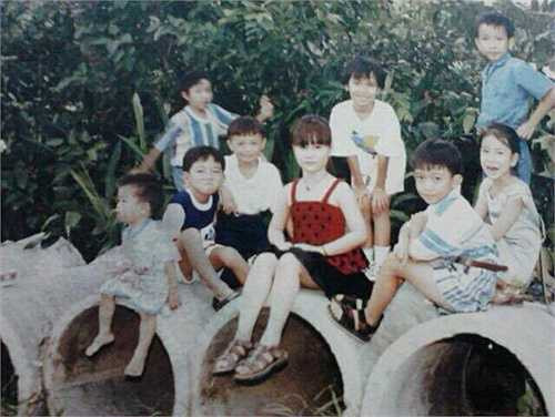 Cô bé Diễm My diện váy hai dây đỏ trông 'nổi bần bật' giữa đám bạn đa phần là các bé trai. 