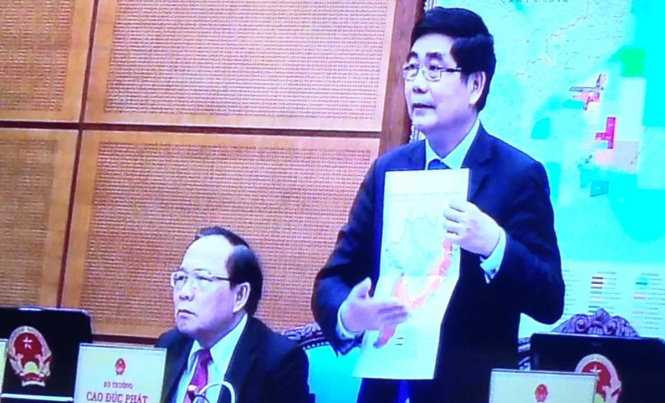 Bộ trưởng Cao Đức Phát trình bày bản đồ xâm nhập mặn tại phiên họp Chính phủ - Ảnh: V.V.T