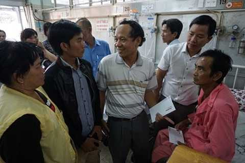 Cơ quan đại diện Báo Tiền Phong tại TPHCM thăm hỏi ông Nén và gia đình tại Bệnh viện Chợ Rẫy chiều 25/3. Ảnh: Quốc Ngọc Cơ quan đại diện Báo Tiền Phong tại TPHCM thăm hỏi ông Nén và gia đình tại Bệnh viện Chợ Rẫy chiều 25/3. Ảnh: Quốc Ngọc