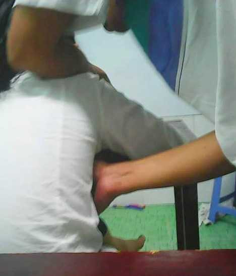 Tấm ảnh chụp lại cảnh thầy T. luồn tay qua người nữ sinh để... chỉ bài 