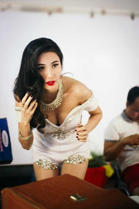 Cô diện một bộ jumpsuit ngắn ôm sát khoe vòng một sexy và cặp chân dài thẳng tắp. Cô diện một bộ jumpsuit ngắn ôm sát khoe vòng một sexy và cặp chân dài thẳng tắp.