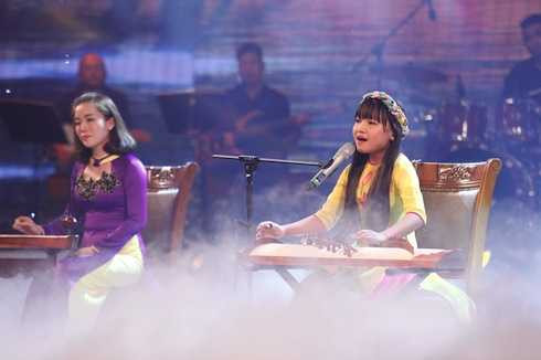 Tiết mục ca Huế của bé Quỳnh Anh.