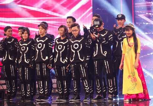 Quỳnh Anh và nhóm nhảy đèn LED 218 vào Chung kết Vietnam's Got Talent 2016.