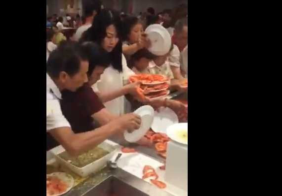 Hình ảnh trong clip dân Trung Quốc tranh nhau xúc tôm được lan truyền trên mạng trước đó không lâu