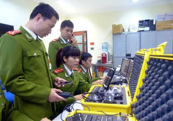 Cảnh sát công nghệ cao sử dụng thiết bị chuyên dụng để điều tra vụ việc phạm pháp. Ảnh: Tùng Lâm.