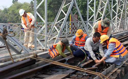 Cắt ray tàu phục vụ công tác trục vớt