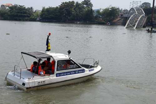 Lực lượng chức năng giám sát tại hiện trường