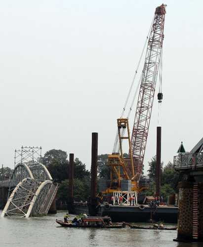 Sáng nay, việc cố định sà lan chở cẩu 500 tấn đã hoàn tất