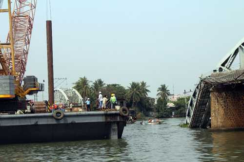 Ảnh: Cận cảnh cẩu 500 tấn trục vớt cầu Ghềnh