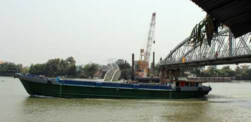 Trong khi lực lượng chức năng tiến hành công việc, tàu bè vẫn qua lại bình thường theo sự điều tiết