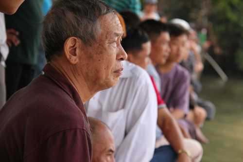 Nhiều người dân TP Biên Hòa chứng kiến việc trục vớt nhịp cầu sập