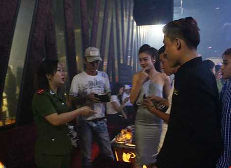 Ảnh: Cảnh sát đột kích vũ trường giữa đêm, hơn 700 khách tán loạn