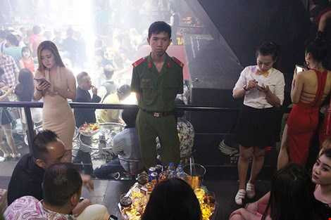 Ảnh: Cảnh sát đột kích vũ trường giữa đêm, hơn 700 khách tán loạn