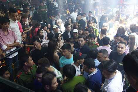 Nhiều khách đòi ra khỏi vũ trường.