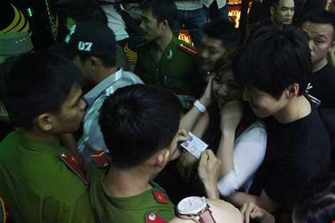 Ảnh: Cảnh sát đột kích vũ trường giữa đêm, hơn 700 khách tán loạn