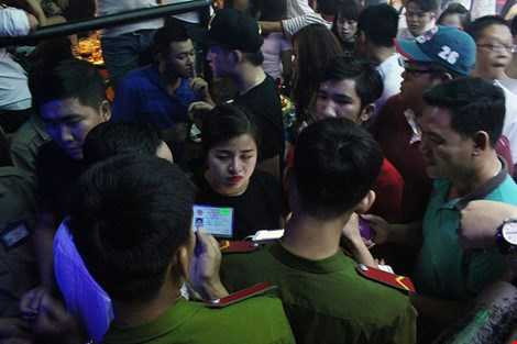 Công an quận 1 kiểm tra CMND.