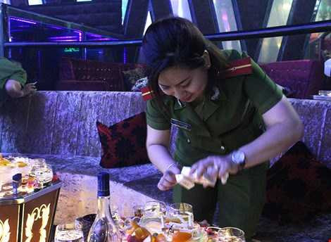 Công an quận 1 kiểm tra xem khách có sử dụng ma túy không.