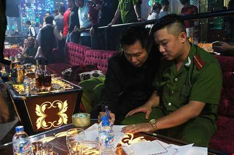 Công an quận 1 lập biên bản với 212 Club sau khi phát hiện số chất nghi là ma túy.